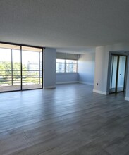 900 St Charles Pl in Pembroke Pines, FL - Building Photo - Building Photo