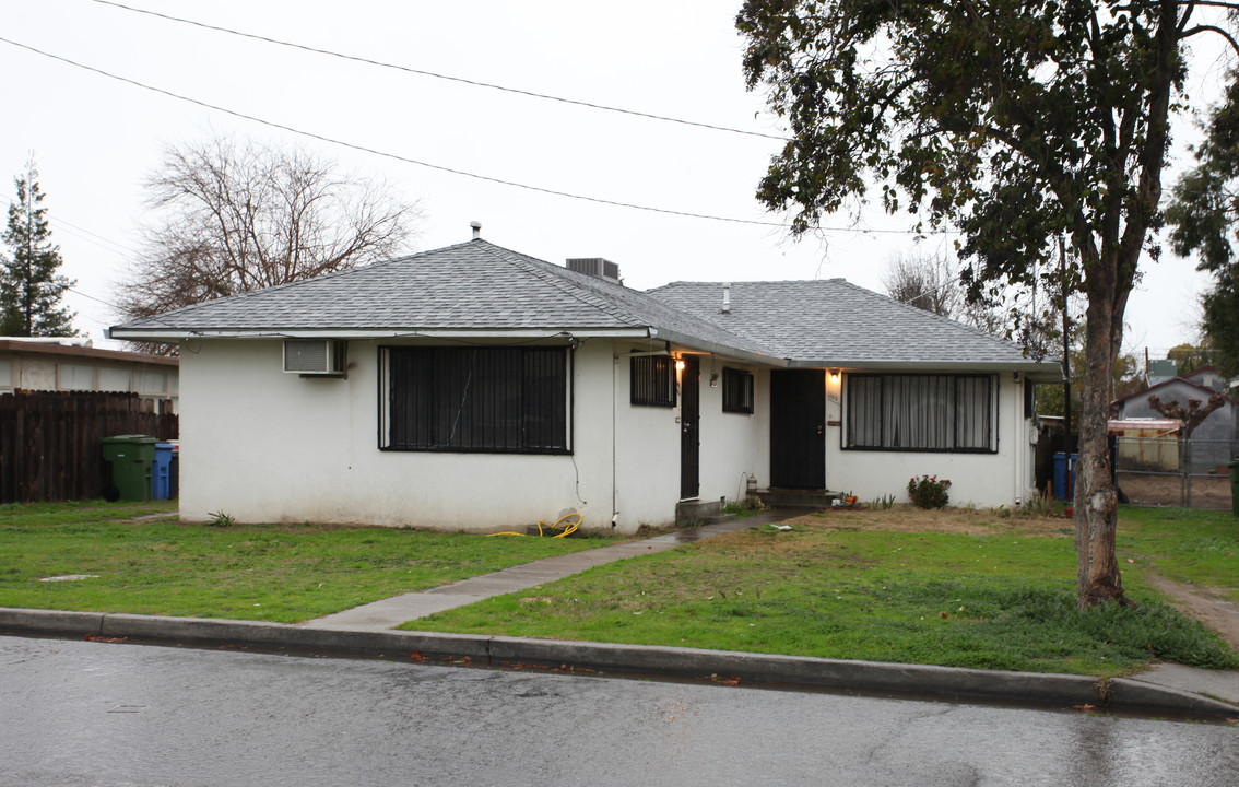 693 W Olive St in Turlock, CA - Building Photo