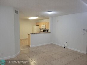 5681 Riverside Dr in Coral Springs, FL - Foto de edificio - Building Photo
