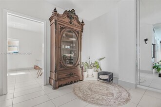 5001 Collins Ave in Miami, FL - Building Photo - Building Photo