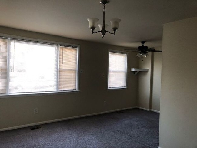 109 Lockart Plaza-Unit -1 in Philadelphia, PA - Building Photo - Building Photo