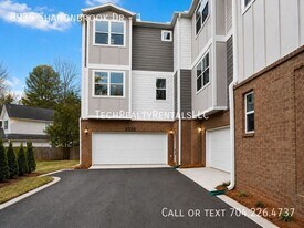 8935 Sharonbrook Dr in Charlotte, NC - Building Photo