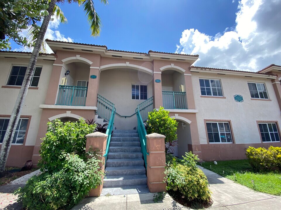 2921 SE 12th Rd, Unit 203 in Homestead, FL - Building Photo