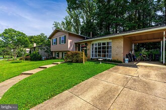 8207 Old Oaks Dr in West Springfield, VA - Building Photo - Building Photo