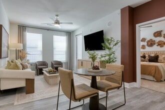 Alta Westover Hills in San Antonio, TX - Foto de edificio - Building Photo