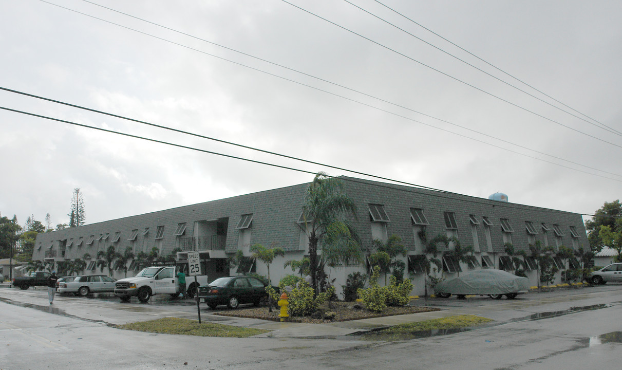 Hallandale Garden Apartments in Hallandale Beach, FL - Building Photo