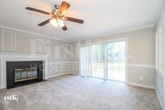 10 Country Woods Ct in Greensboro, NC - Foto de edificio - Building Photo