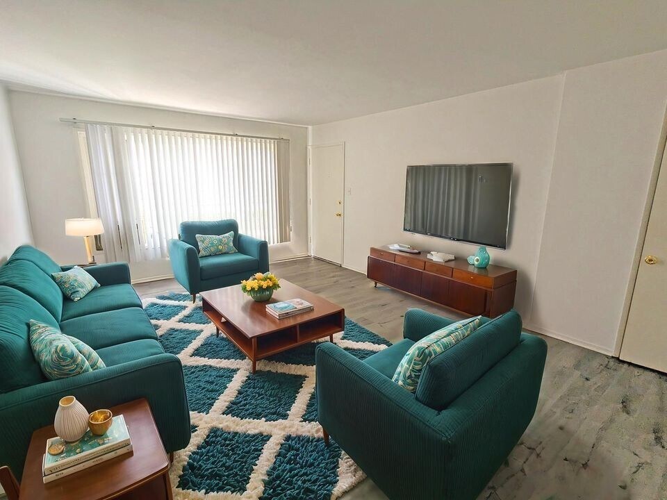 1130 S Clark Dr in Los Angeles, CA - Building Photo