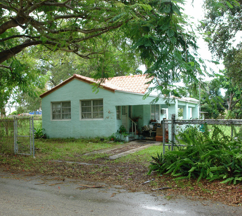 2524-2532 NE 193rd St in Miami, FL - Building Photo