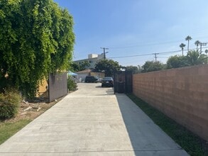 1712 S Ridgeley Dr, Unit 1 in Los Angeles, CA - Building Photo - Building Photo