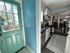 16 Vaughan Ave in Newport, RI - Foto de edificio - Building Photo