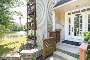 1316 Cedarwood Dr, Unit D3 in Westlake, OH - Building Photo