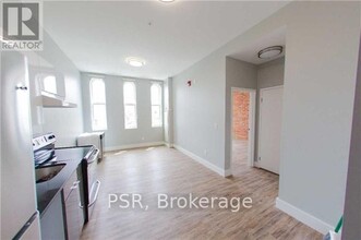 2870-2870 Dundas St W in Toronto, ON - Building Photo - Building Photo