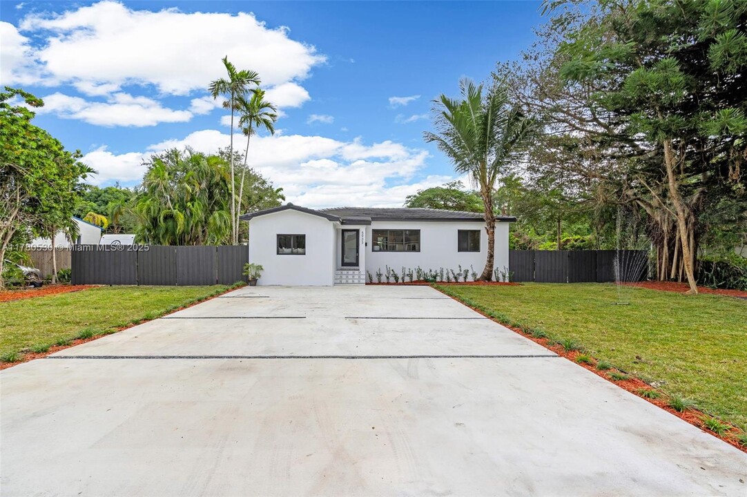 5933 SW 61st Ave in South Miami, FL - Building Photo