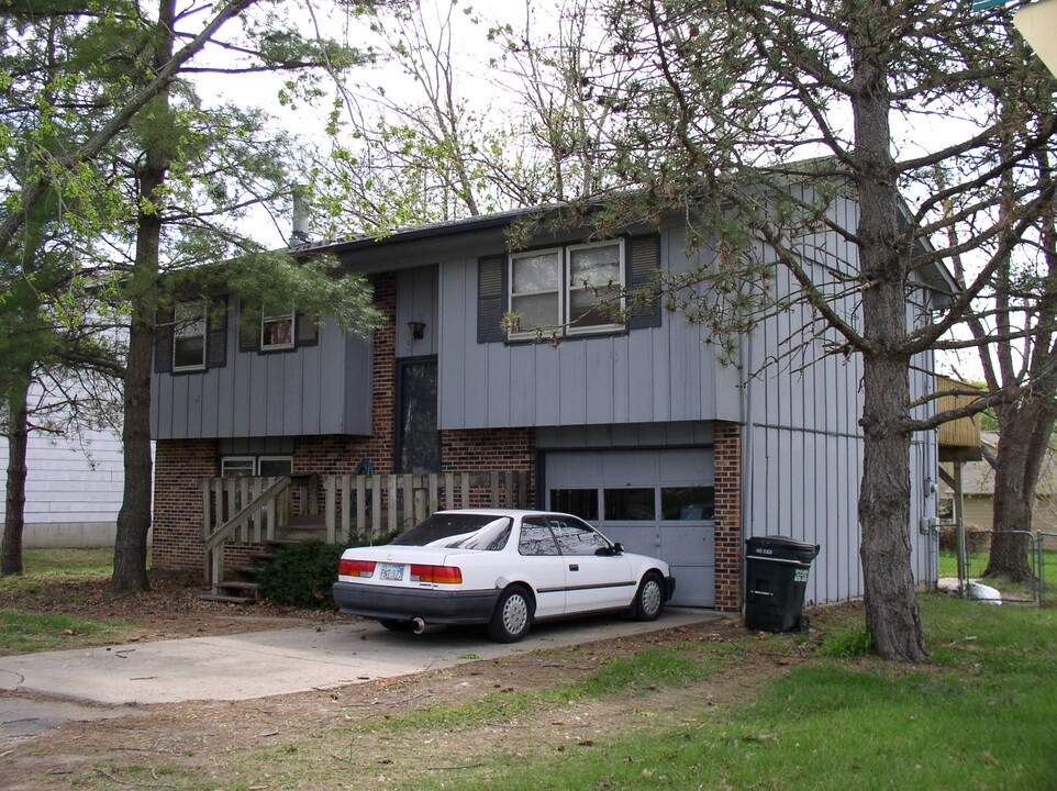 2201 Melholland Rd in Lawrence, KS - Foto de edificio