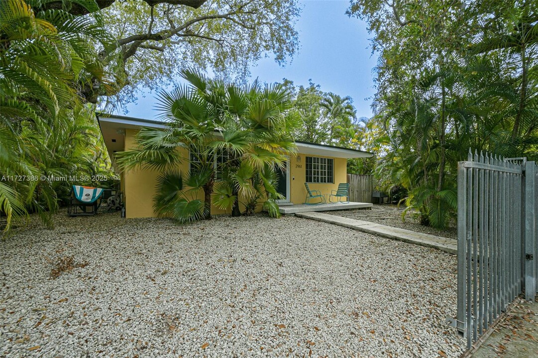 2961 Catalina St-Unit -2 in Miami, FL - Foto de edificio