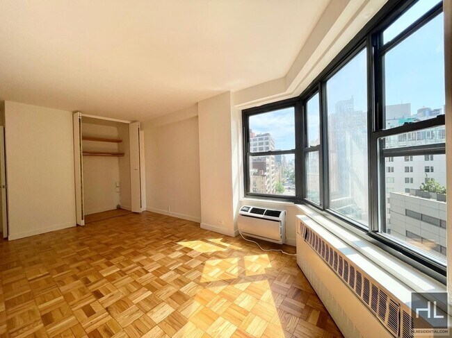 1 Bed, 1 Bath Apartment –Fourth Avenue in New York, NY - Building Photo - Building Photo