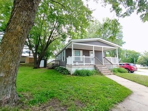 2005 Falcon Terrace NW in Stewartville, MN - Foto de edificio - Building Photo