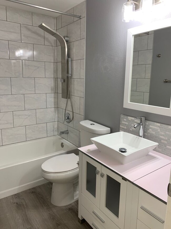 Issaquah Condo, Unit D209 in Issaquah, WA - Foto de edificio - Building Photo