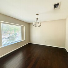5807 Silver Frst Dr in Houston, TX - Building Photo - Building Photo