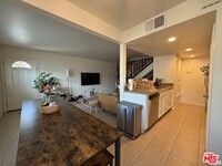 28158 Robin Ave in Santa Clarita, CA - Foto de edificio - Building Photo