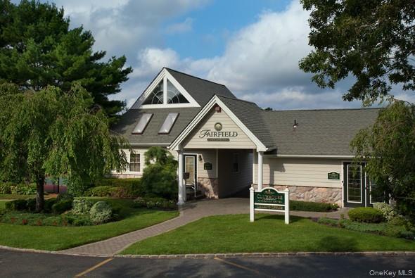 90 Moonlight Walk in Holbrook, NY - Building Photo - Building Photo