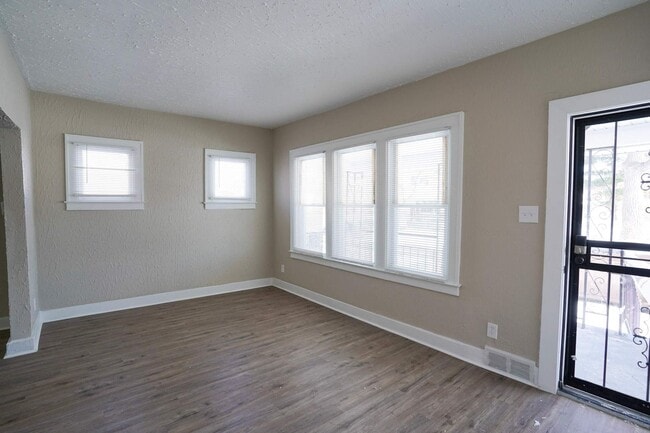 This beautifully updated 5-bedroom, 1-bath single-family home is ready for move-in! in Detroit, MI - Building Photo - Building Photo