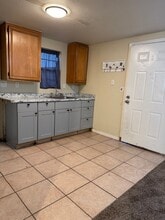 520 Woodrow Ave, Unit A in Bakersfield, CA - Building Photo - Building Photo