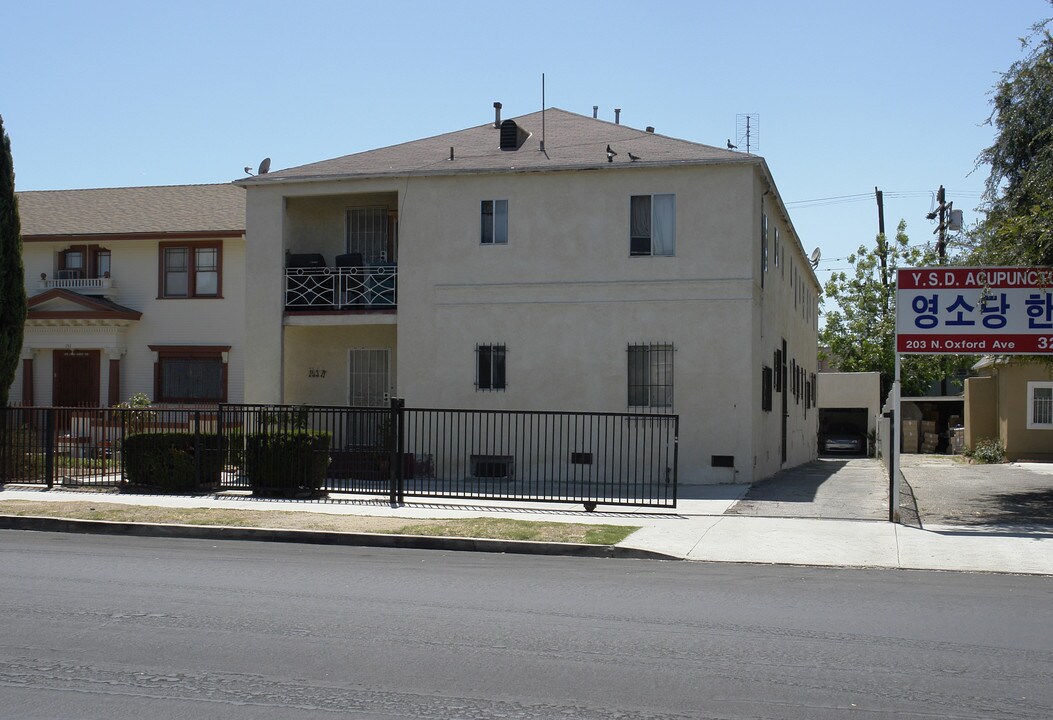 153 N Oakwood Ave in Los Angeles, CA - Building Photo