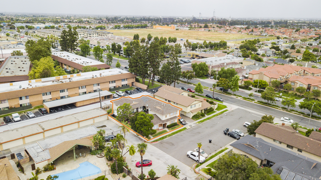 2858 W Lincoln Ave in Anaheim, CA - Building Photo - Building Photo