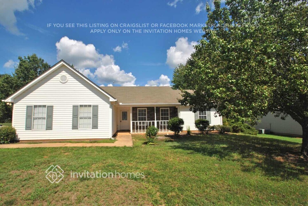 500 Sarah's Ln in Locust Grove, GA - Building Photo
