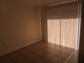 5415 Lemon St, Unit 5417 Lemon Street,  Unit 2 in New Port Richey, FL - Foto de edificio - Building Photo