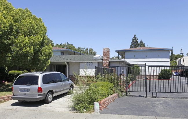 Adelaide Park Apartments in Concord, CA - Foto de edificio - Building Photo