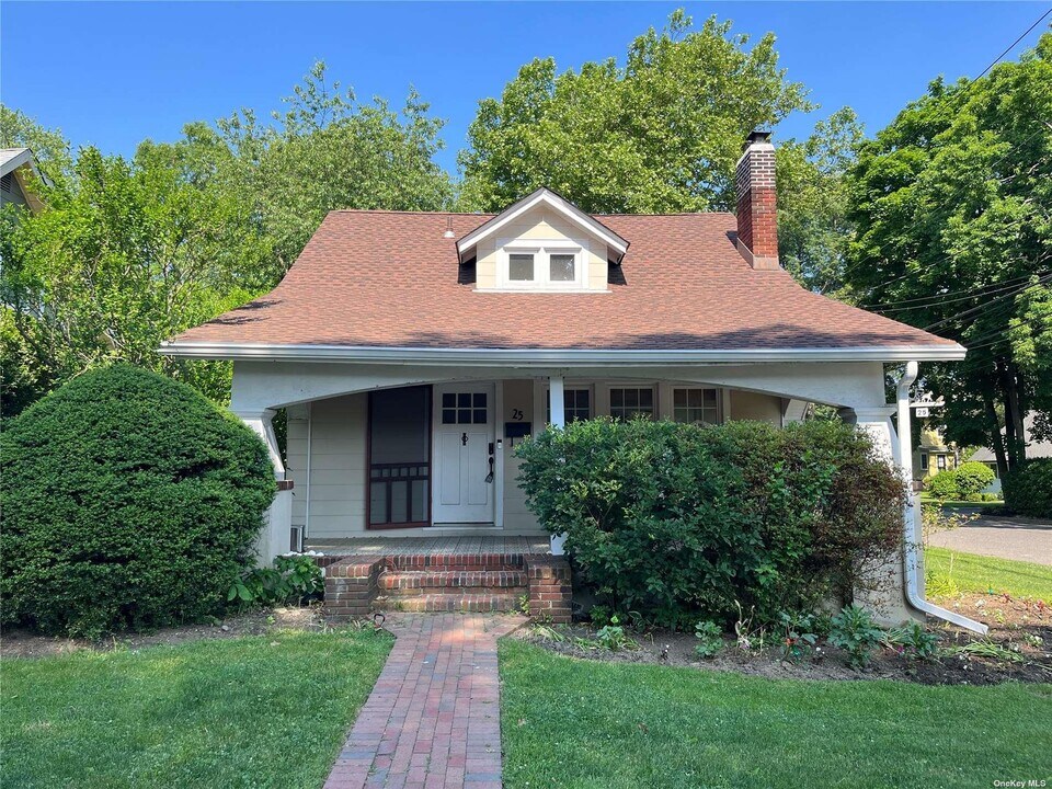 25 Willow Ave in Huntington, NY - Building Photo