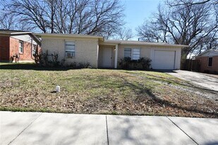1206 Belvedere Dr in Arlington, TX - Building Photo