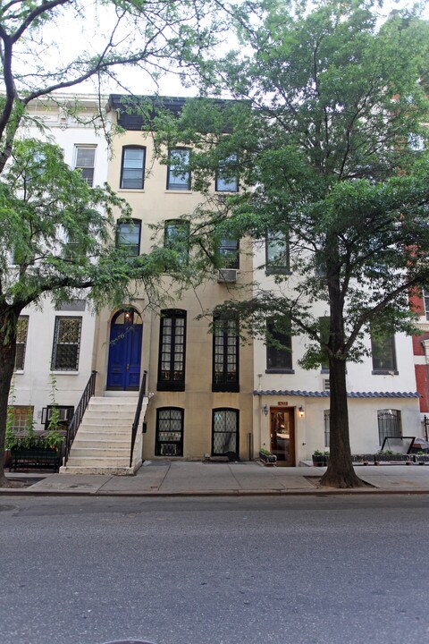 439 W 43rd St in New York, NY - Building Photo
