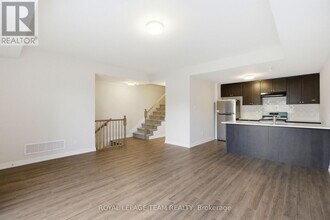 3284 Greenbank Rd in Ottawa, ON - Building Photo - Building Photo