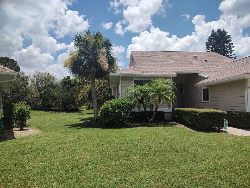 997 Spinnaker Ct in Tarpon Springs, FL - Building Photo