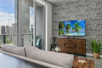 151 SE 1st St in Miami, FL - Building Photo - Building Photo