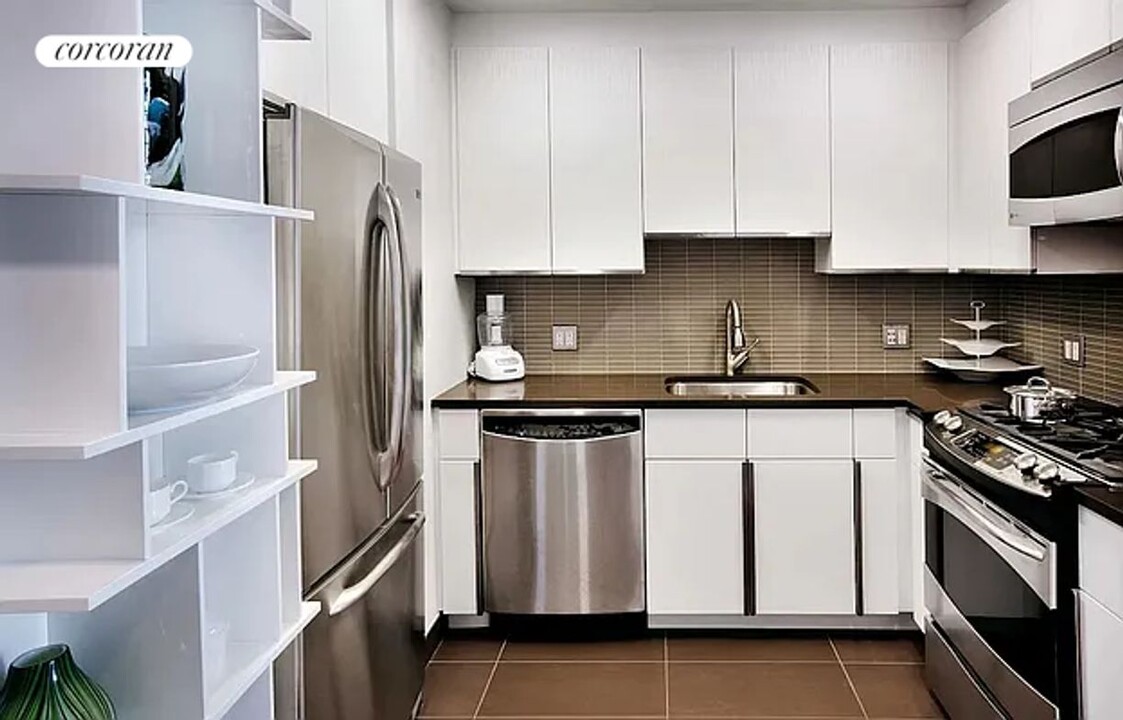 200 W 67th St in New York, NY - Building Photo