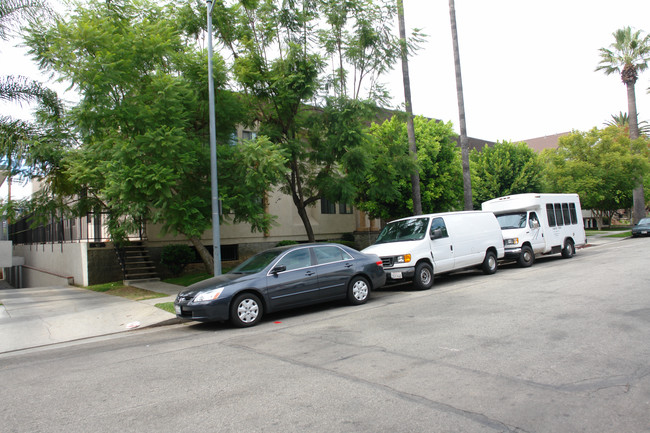 321 N Cedar St in Glendale, CA - Building Photo - Building Photo