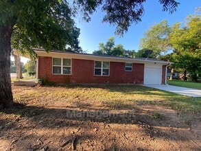 702 S Wilhite St in Cleburne, TX - Building Photo - Building Photo