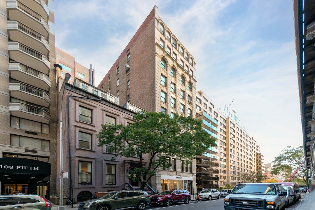 4 W 16th St in New York, NY - Building Photo