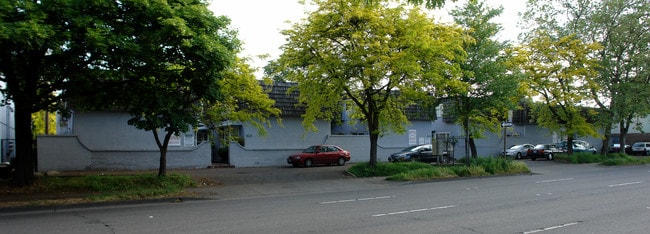 French Quarter Apartments in Eugene, OR - Building Photo - Building Photo