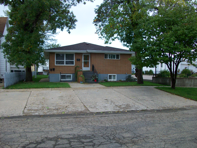 303 4th Ave NW in Mandan, ND - Building Photo