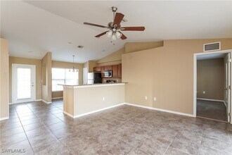425 NE 15th Terrace in Cape Coral, FL - Foto de edificio - Building Photo