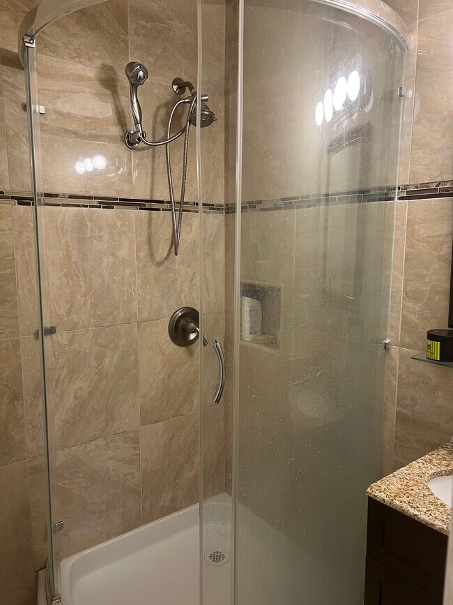 6807 Buttermere Ln, Unit Studio in Bethesda, MD - Foto de edificio - Building Photo