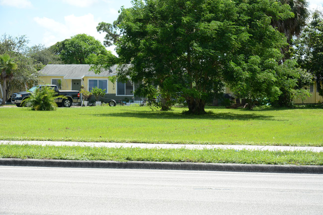 3810 Lake Worth Rd in Lake Worth, FL - Foto de edificio - Building Photo