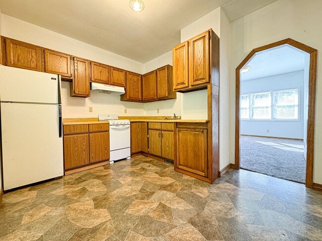 property at 2718 Commercial Ave