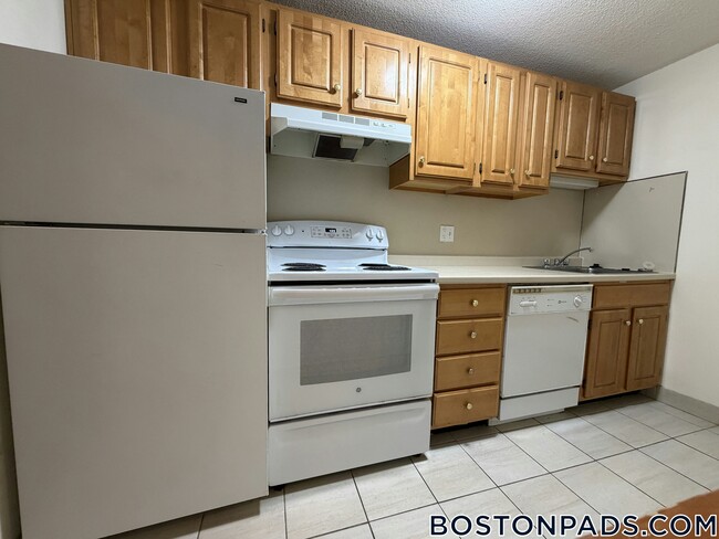 122 Dustin St, Unit 35 in Boston, MA - Foto de edificio - Building Photo